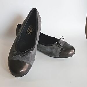 Muro cap toe gray suede ballet flats 8.5WW